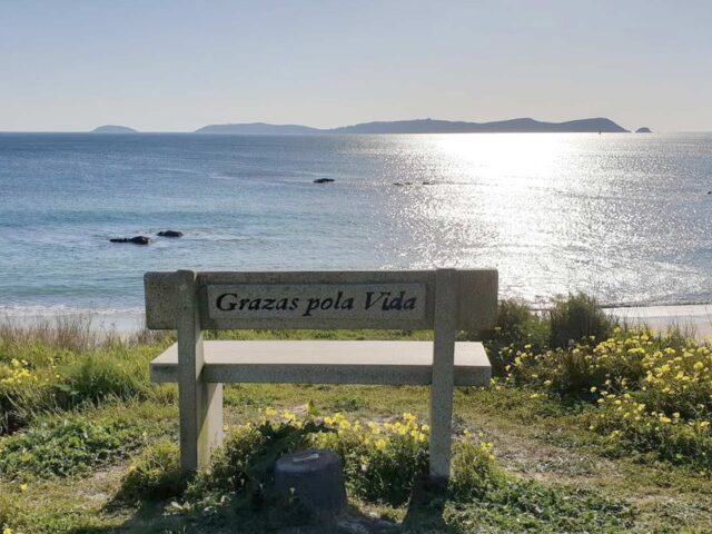 Recorre punta Montalvo y las playas de Bascuas y Pragueira donde hay un banco con la inscripción “Grazas pola Vida”, que colocó Manuel en agradecimiento a su vecino Daniel que le salvó de ahogarse. Sus vistas son otra buena razón para dar “gracias por la vida”.